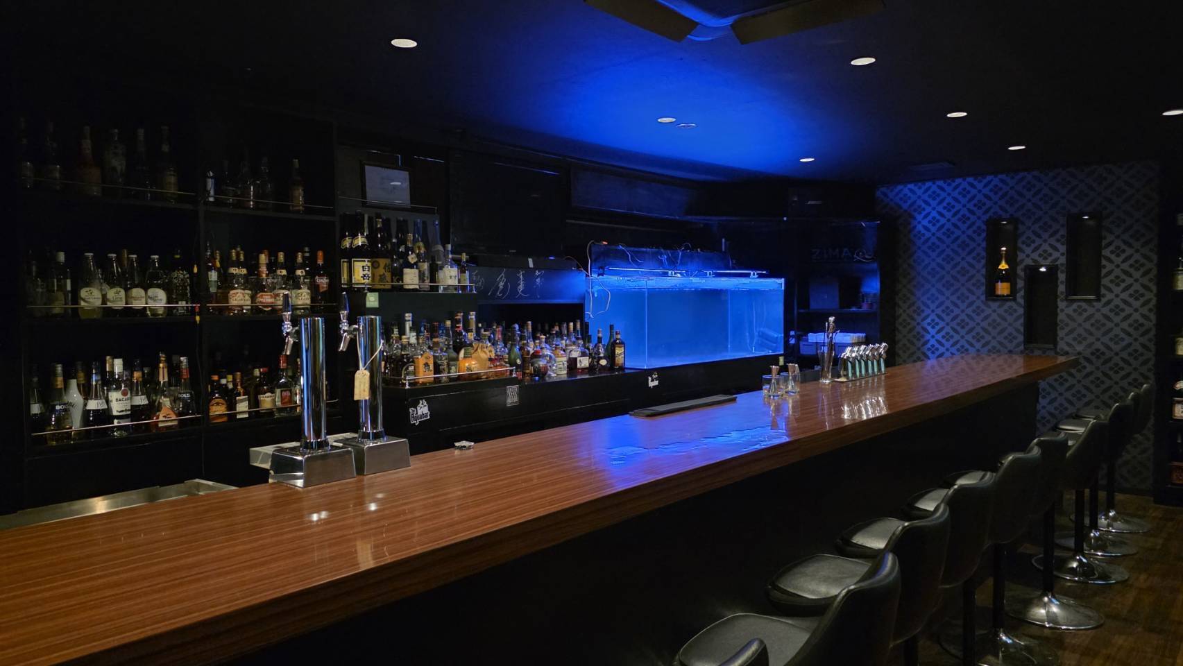 自社で運営する飲食店(バー・ラウンジ)の店内
